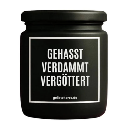 Duftkerze mit Spruch von geilstekerze ist der neue Geschenketrend. Diese witzige Kerze Vegane Bio-Kerze mit Spruch – BO! GEHASST VERDAMMT VERGÖTTERT brennt mega lange sagenhafte 80 Stunde, hochwertige ätherische Öle schaffen beste Duftverteilung. Mit 1400 lustigen Sprüchen perfekt zum Verschenken. Handgemacht in Deutschland von geilstekerze.shop -Die beste Duftkerze die du kaufen kannst.