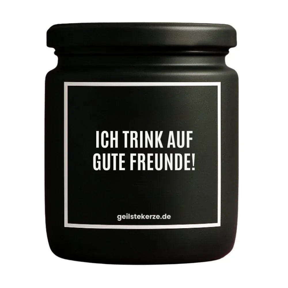 Duftkerze mit Spruch von geilstekerze ist der neue Geschenketrend. Diese witzige Kerze Vegane Bio-Kerze mit Spruch – BO! ICH TRINK AUF GUTE FREUNDE brennt mega lange sagenhafte 80 Stunde, hochwertige ätherische Öle schaffen beste Duftverteilung. Mit 1400 lustigen Sprüchen perfekt zum Verschenken. Handgemacht in Deutschland von geilstekerze.shop -Die beste Duftkerze die du kaufen kannst.