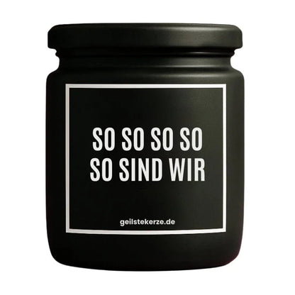 Duftkerze mit Spruch von geilstekerze ist der neue Geschenketrend. Diese witzige Kerze Vegane Bio-Kerze mit Spruch – BO! SO SO SO SO SO SIND WIR brennt mega lange sagenhafte 80 Stunde, hochwertige ätherische Öle schaffen beste Duftverteilung. Mit 1400 lustigen Sprüchen perfekt zum Verschenken. Handgemacht in Deutschland von geilstekerze.shop -Die beste Duftkerze die du kaufen kannst.