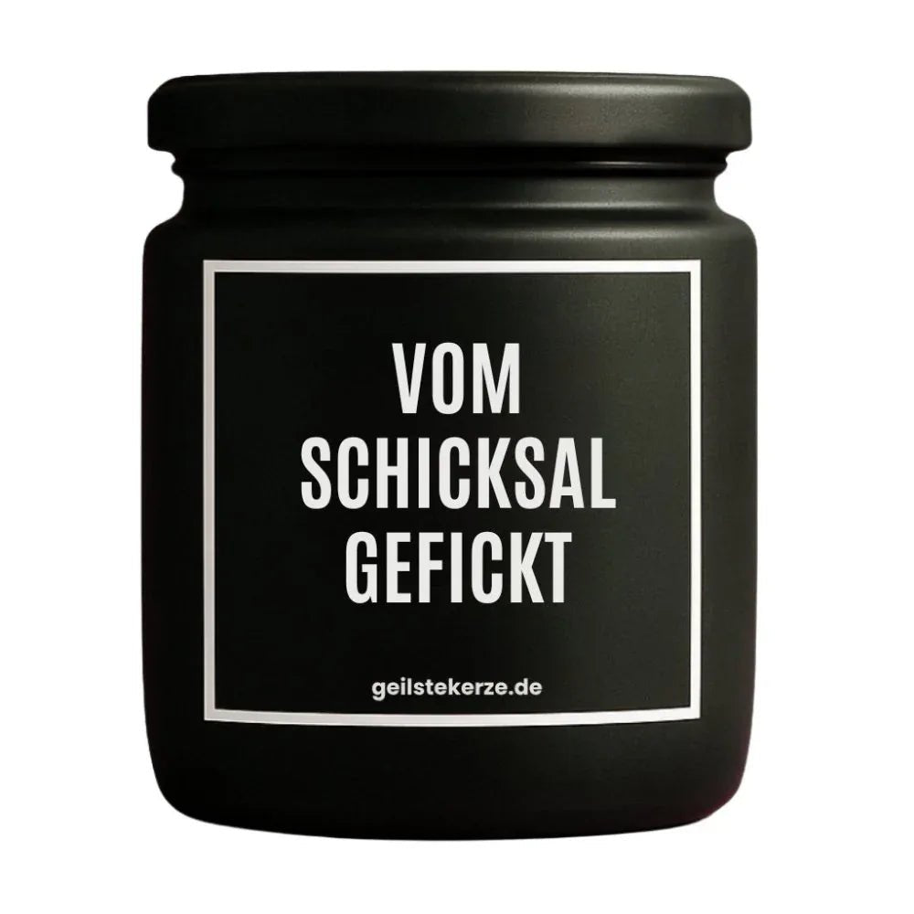 Duftkerze mit Spruch von geilstekerze ist der neue Geschenketrend. Diese witzige Kerze Vegane Bio-Kerze mit Spruch – BO! VOM SCHICKSAL GEFICKT brennt mega lange sagenhafte 80 Stunde, hochwertige ätherische Öle schaffen beste Duftverteilung. Mit 1400 lustigen Sprüchen perfekt zum Verschenken. Handgemacht in Deutschland von geilstekerze.shop -Die beste Duftkerze die du kaufen kannst.