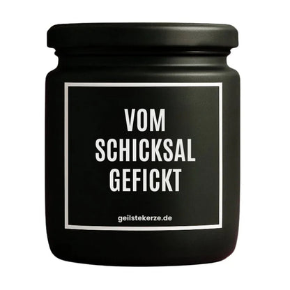 Duftkerze mit Spruch von geilstekerze ist der neue Geschenketrend. Diese witzige Kerze Vegane Bio-Kerze mit Spruch – BO! VOM SCHICKSAL GEFICKT brennt mega lange sagenhafte 80 Stunde, hochwertige ätherische Öle schaffen beste Duftverteilung. Mit 1400 lustigen Sprüchen perfekt zum Verschenken. Handgemacht in Deutschland von geilstekerze.shop -Die beste Duftkerze die du kaufen kannst.