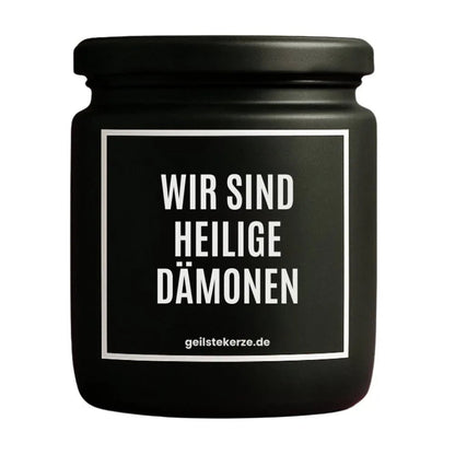 Duftkerze mit Spruch von geilstekerze ist der neue Geschenketrend. Diese witzige Kerze Vegane Bio-Kerze mit Spruch – BO! WIR SIND HEILIGE DÄMONEN brennt mega lange sagenhafte 80 Stunde, hochwertige ätherische Öle schaffen beste Duftverteilung. Mit 1400 lustigen Sprüchen perfekt zum Verschenken. Handgemacht in Deutschland von geilstekerze.shop -Die beste Duftkerze die du kaufen kannst.