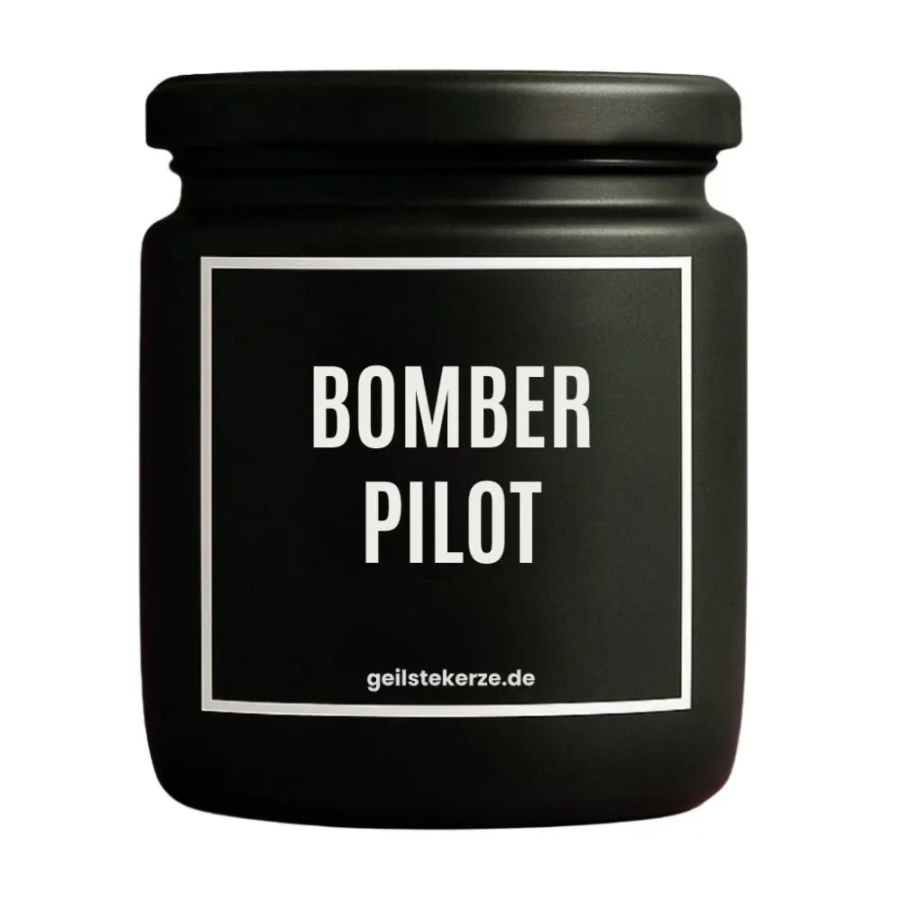 Duftkerze mit Spruch von geilstekerze ist der neue Geschenketrend. Diese witzige Kerze Vegane Bio-Kerze mit Spruch – BOMBERPILOT brennt mega lange sagenhafte 80 Stunde, hochwertige ätherische Öle schaffen beste Duftverteilung. Mit 1400 lustigen Sprüchen perfekt zum Verschenken. Handgemacht in Deutschland von geilstekerze.shop -Die beste Duftkerze die du kaufen kannst.
