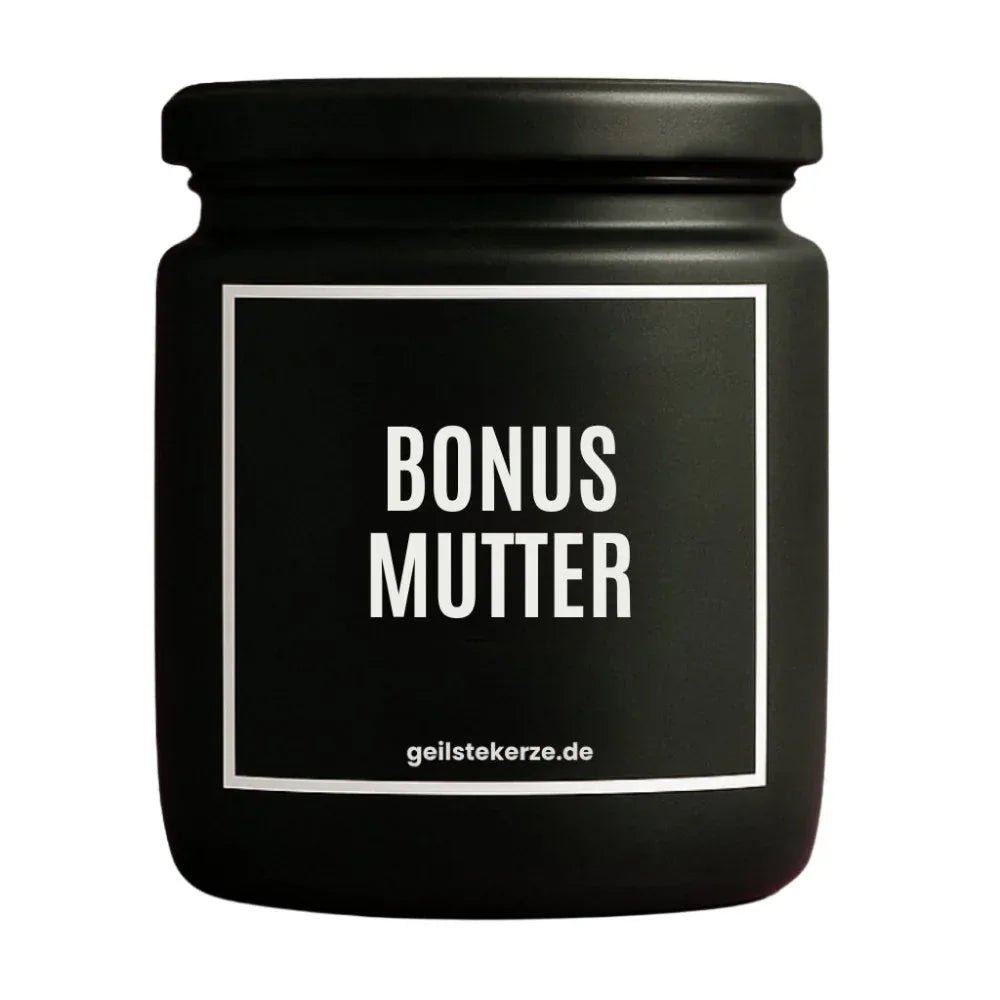 Duftkerze mit Spruch von geilstekerze ist der neue Geschenketrend. Diese witzige Kerze Vegane Bio-Kerze mit Spruch – BONUS MUTTER brennt mega lange sagenhafte 80 Stunde, hochwertige ätherische Öle schaffen beste Duftverteilung. Mit 1400 lustigen Sprüchen perfekt zum Verschenken. Handgemacht in Deutschland von geilstekerze.shop -Die beste Duftkerze die du kaufen kannst.