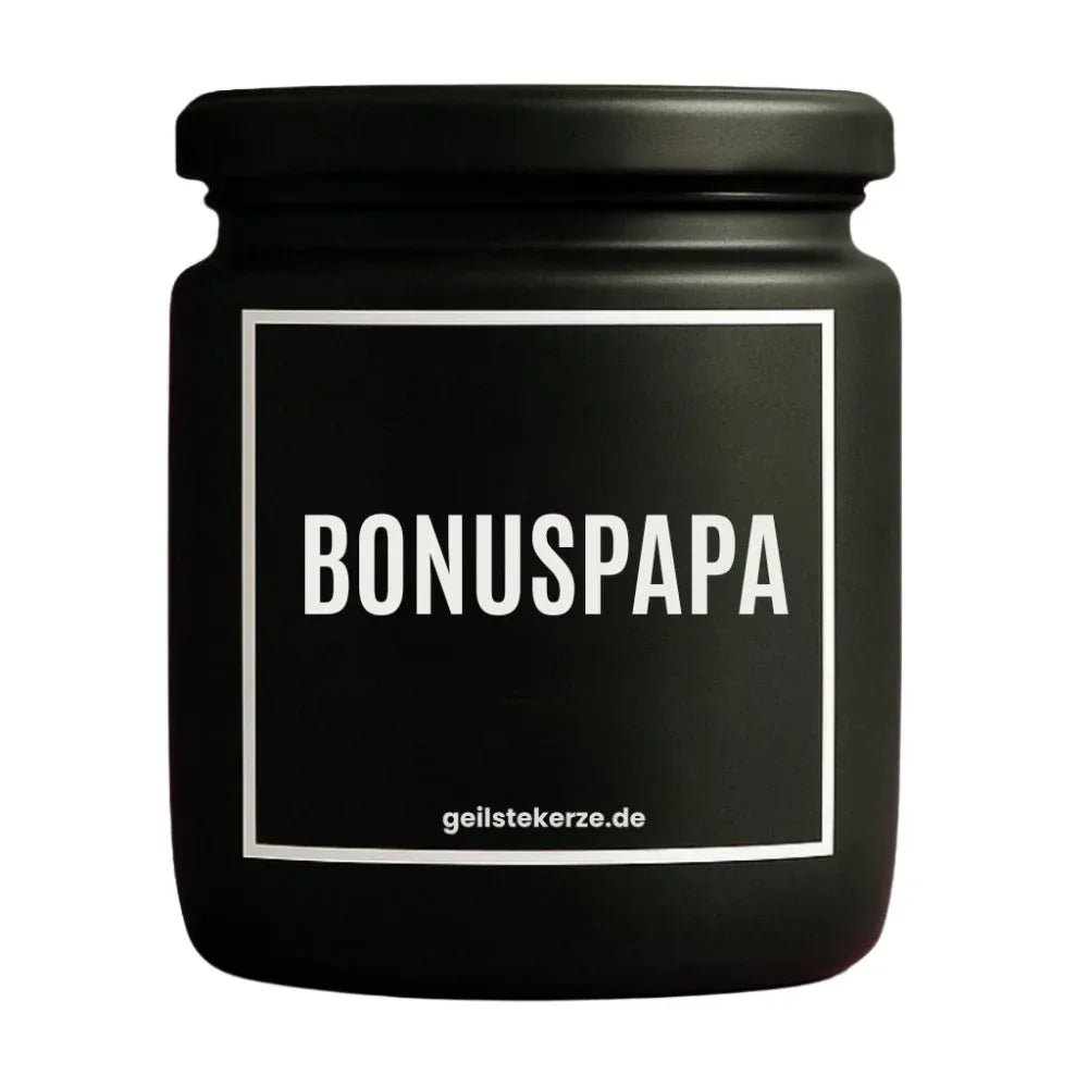 Duftkerze mit Spruch von geilstekerze ist der neue Geschenketrend. Diese witzige Kerze Vegane Bio-Kerze mit Spruch – BONUSPAPA brennt mega lange sagenhafte 80 Stunde, hochwertige ätherische Öle schaffen beste Duftverteilung. Mit 1400 lustigen Sprüchen perfekt zum Verschenken. Handgemacht in Deutschland von geilstekerze.shop -Die beste Duftkerze die du kaufen kannst.