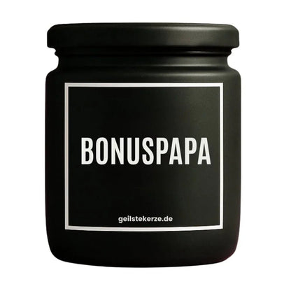 Duftkerze mit Spruch von geilstekerze ist der neue Geschenketrend. Diese witzige Kerze Vegane Bio-Kerze mit Spruch – BONUSPAPA brennt mega lange sagenhafte 80 Stunde, hochwertige ätherische Öle schaffen beste Duftverteilung. Mit 1400 lustigen Sprüchen perfekt zum Verschenken. Handgemacht in Deutschland von geilstekerze.shop -Die beste Duftkerze die du kaufen kannst.
