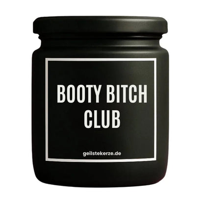 Duftkerze mit Spruch von geilstekerze ist der neue Geschenketrend. Diese witzige Kerze Vegane Bio-Kerze mit Spruch – BOOTY BITCH CLUB brennt mega lange sagenhafte 80 Stunde, hochwertige ätherische Öle schaffen beste Duftverteilung. Mit 1400 lustigen Sprüchen perfekt zum Verschenken. Handgemacht in Deutschland von geilstekerze.shop -Die beste Duftkerze die du kaufen kannst.