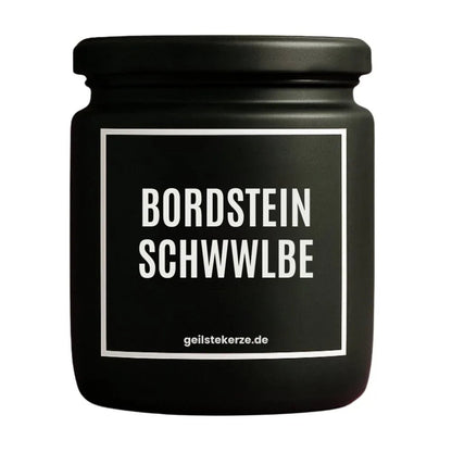 Duftkerze mit Spruch von geilstekerze ist der neue Geschenketrend. Diese witzige Kerze Vegane Bio-Kerze mit Spruch – BORDSTEINSCHWALBE brennt mega lange sagenhafte 80 Stunde, hochwertige ätherische Öle schaffen beste Duftverteilung. Mit 1400 lustigen Sprüchen perfekt zum Verschenken. Handgemacht in Deutschland von geilstekerze.shop -Die beste Duftkerze die du kaufen kannst.