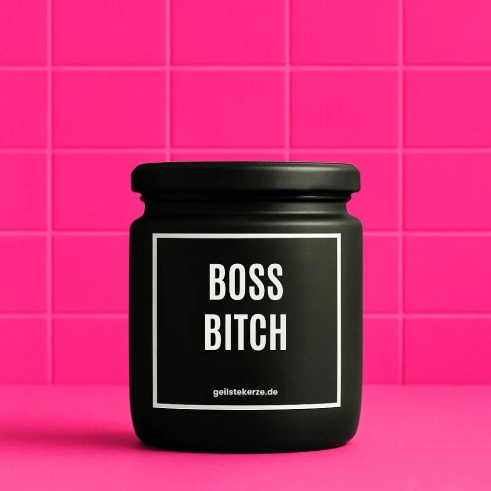 Duftkerze mit Spruch von geilstekerze ist der neue Geschenketrend. Diese witzige Kerze Vegane Bio-Kerze mit Spruch – BOSS BITCH brennt mega lange sagenhafte 80 Stunde, hochwertige ätherische Öle schaffen beste Duftverteilung. Mit 1400 lustigen Sprüchen perfekt zum Verschenken. Handgemacht in Deutschland von geilstekerze.shop -Die beste Duftkerze die du kaufen kannst.