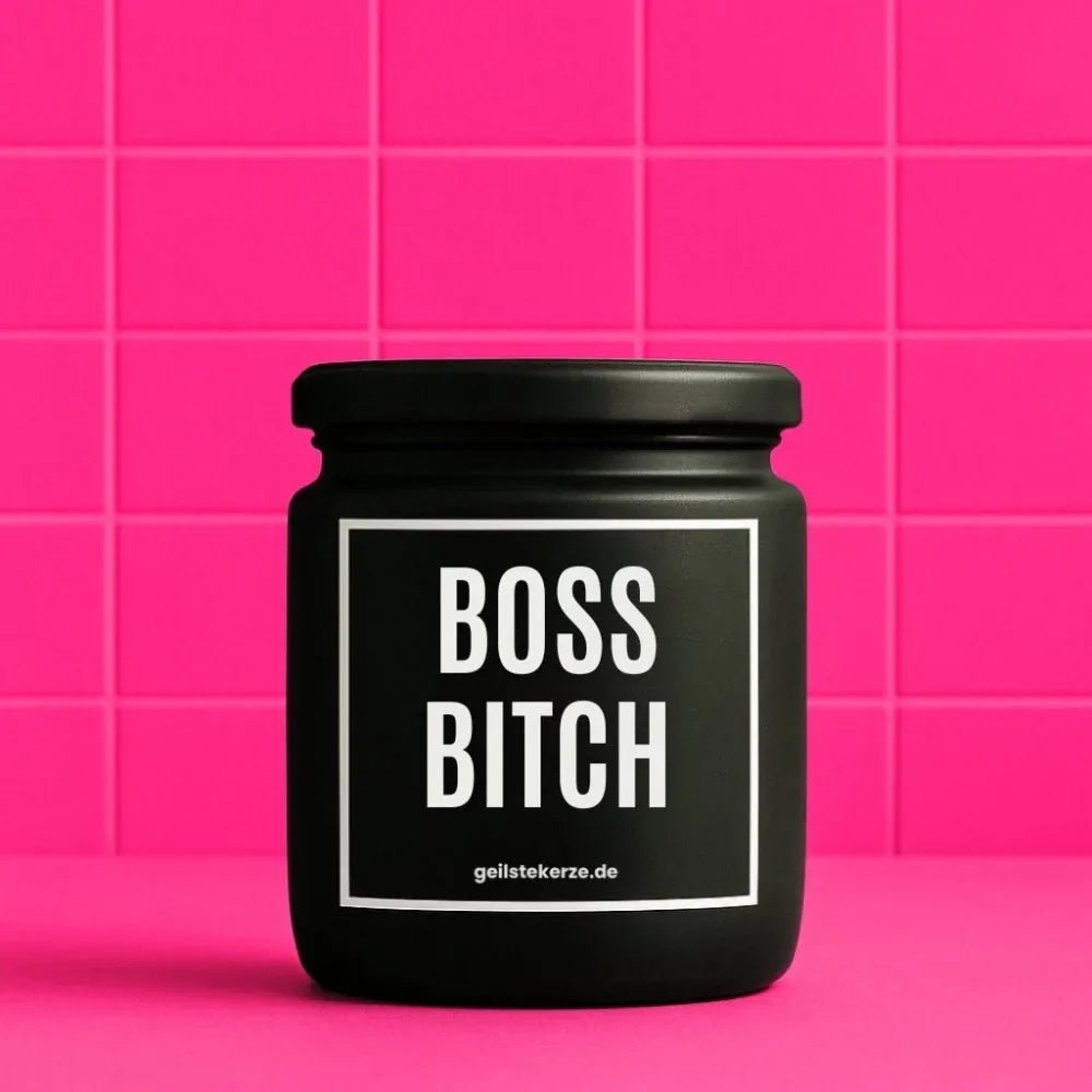 Duftkerze mit Spruch von geilstekerze ist der neue Geschenketrend. Diese witzige Kerze Vegane Bio-Kerze mit Spruch – BOSS BITCH brennt mega lange sagenhafte 80 Stunde, hochwertige ätherische Öle schaffen beste Duftverteilung. Mit 1400 lustigen Sprüchen perfekt zum Verschenken. Handgemacht in Deutschland von geilstekerze.shop -Die beste Duftkerze die du kaufen kannst.