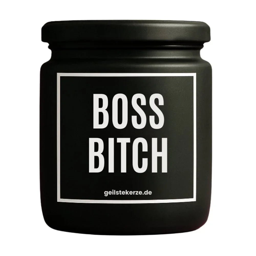 Duftkerze mit Spruch von geilstekerze ist der neue Geschenketrend. Diese witzige Kerze Vegane Bio-Kerze mit Spruch – BOSS BITCH brennt mega lange sagenhafte 80 Stunde, hochwertige ätherische Öle schaffen beste Duftverteilung. Mit 1400 lustigen Sprüchen perfekt zum Verschenken. Handgemacht in Deutschland von geilstekerze.shop -Die beste Duftkerze die du kaufen kannst.