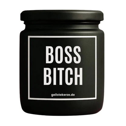 Duftkerze mit Spruch von geilstekerze ist der neue Geschenketrend. Diese witzige Kerze Vegane Bio-Kerze mit Spruch – BOSS BITCH brennt mega lange sagenhafte 80 Stunde, hochwertige ätherische Öle schaffen beste Duftverteilung. Mit 1400 lustigen Sprüchen perfekt zum Verschenken. Handgemacht in Deutschland von geilstekerze.shop -Die beste Duftkerze die du kaufen kannst.