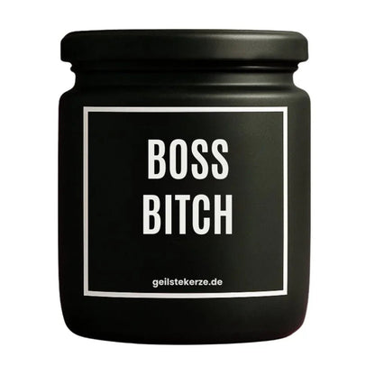 Duftkerze mit Spruch von geilstekerze ist der neue Geschenketrend. Diese witzige Kerze Vegane Bio-Kerze mit Spruch – BOSS BITCH brennt mega lange sagenhafte 80 Stunde, hochwertige ätherische Öle schaffen beste Duftverteilung. Mit 1400 lustigen Sprüchen perfekt zum Verschenken. Handgemacht in Deutschland von geilstekerze.shop -Die beste Duftkerze die du kaufen kannst.