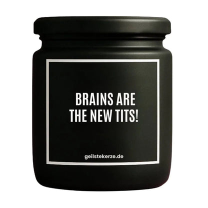 Duftkerze mit Spruch von geilstekerze ist der neue Geschenketrend. Diese witzige Kerze Vegane Bio-Kerze mit Spruch – BRAINS ARE THE NEW TITS! brennt mega lange sagenhafte 80 Stunde, hochwertige ätherische Öle schaffen beste Duftverteilung. Mit 1400 lustigen Sprüchen perfekt zum Verschenken. Handgemacht in Deutschland von geilstekerze.shop -Die beste Duftkerze die du kaufen kannst.