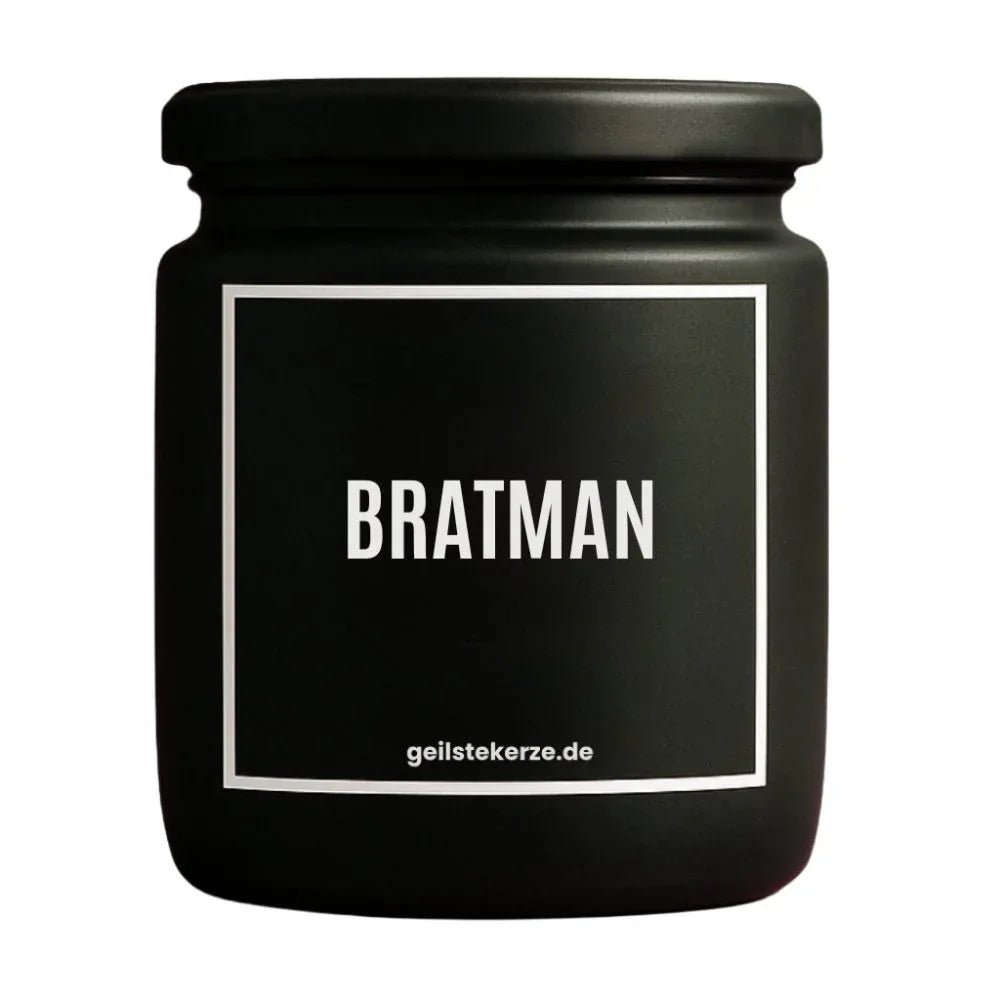 Duftkerze mit Spruch von geilstekerze ist der neue Geschenketrend. Diese witzige Kerze Vegane Bio-Kerze mit Spruch – BRATMAN brennt mega lange sagenhafte 80 Stunde, hochwertige ätherische Öle schaffen beste Duftverteilung. Mit 1400 lustigen Sprüchen perfekt zum Verschenken. Handgemacht in Deutschland von geilstekerze.shop -Die beste Duftkerze die du kaufen kannst.
