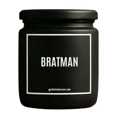 Duftkerze mit Spruch von geilstekerze ist der neue Geschenketrend. Diese witzige Kerze Vegane Bio-Kerze mit Spruch – BRATMAN brennt mega lange sagenhafte 80 Stunde, hochwertige ätherische Öle schaffen beste Duftverteilung. Mit 1400 lustigen Sprüchen perfekt zum Verschenken. Handgemacht in Deutschland von geilstekerze.shop -Die beste Duftkerze die du kaufen kannst.