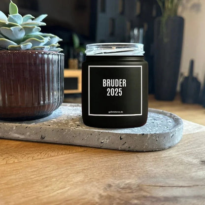 Duftkerze mit Spruch von geilstekerze ist der neue Geschenketrend. Diese witzige Kerze Vegane Bio-Kerze mit Spruch – BRUDER 2025 brennt mega lange sagenhafte 80 Stunde, hochwertige ätherische Öle schaffen beste Duftverteilung. Mit 1400 lustigen Sprüchen perfekt zum Verschenken. Handgemacht in Deutschland von geilstekerze.shop -Die beste Duftkerze die du kaufen kannst.