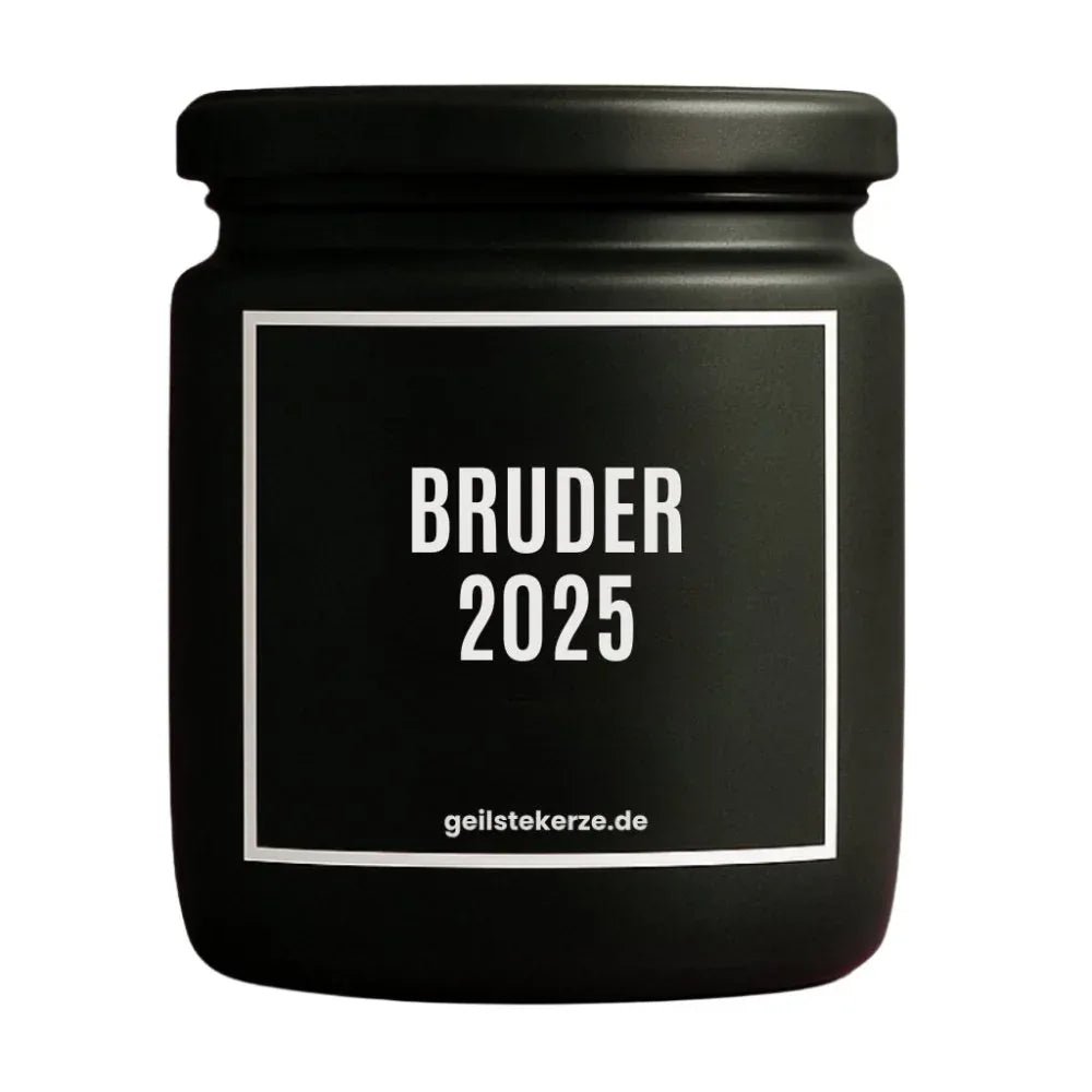 Duftkerze mit Spruch von geilstekerze ist der neue Geschenketrend. Diese witzige Kerze Vegane Bio-Kerze mit Spruch – BRUDER 2025 brennt mega lange sagenhafte 80 Stunde, hochwertige ätherische Öle schaffen beste Duftverteilung. Mit 1400 lustigen Sprüchen perfekt zum Verschenken. Handgemacht in Deutschland von geilstekerze.shop -Die beste Duftkerze die du kaufen kannst.