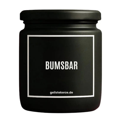 Duftkerze mit Spruch von geilstekerze ist der neue Geschenketrend. Diese witzige Kerze Vegane Bio-Kerze mit Spruch – BUMSBAR brennt mega lange sagenhafte 80 Stunde, hochwertige ätherische Öle schaffen beste Duftverteilung. Mit 1400 lustigen Sprüchen perfekt zum Verschenken. Handgemacht in Deutschland von geilstekerze.shop -Die beste Duftkerze die du kaufen kannst.