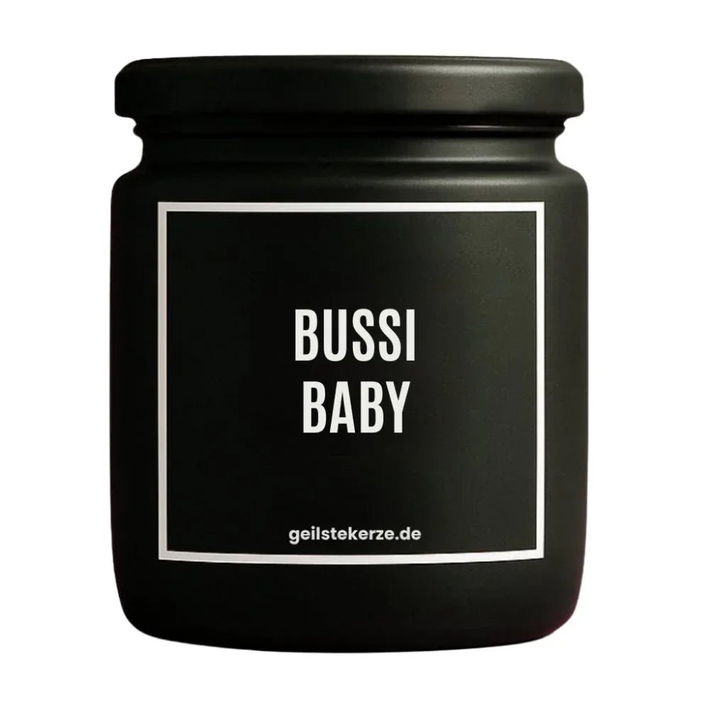 Duftkerze mit Spruch von geilstekerze ist der neue Geschenketrend. Diese witzige Kerze Vegane Bio-Kerze mit Spruch – BUSSI BABY brennt mega lange sagenhafte 80 Stunde, hochwertige ätherische Öle schaffen beste Duftverteilung. Mit 1400 lustigen Sprüchen perfekt zum Verschenken. Handgemacht in Deutschland von geilstekerze.shop -Die beste Duftkerze die du kaufen kannst.