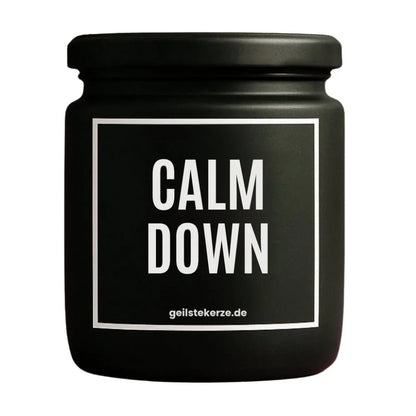 Duftkerze mit Spruch von geilstekerze ist der neue Geschenketrend. Diese witzige Kerze Vegane Bio-Kerze mit Spruch – CALM DOWN brennt mega lange sagenhafte 80 Stunde, hochwertige ätherische Öle schaffen beste Duftverteilung. Mit 1400 lustigen Sprüchen perfekt zum Verschenken. Handgemacht in Deutschland von geilstekerze.shop -Die beste Duftkerze die du kaufen kannst.