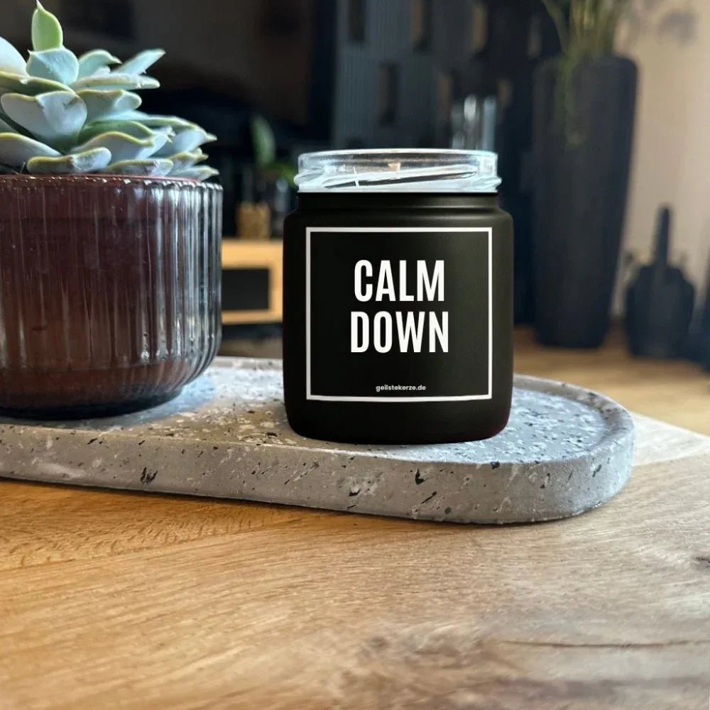 Duftkerze mit Spruch von geilstekerze ist der neue Geschenketrend. Diese witzige Kerze Vegane Bio-Kerze mit Spruch – CALM DOWN brennt mega lange sagenhafte 80 Stunde, hochwertige ätherische Öle schaffen beste Duftverteilung. Mit 1400 lustigen Sprüchen perfekt zum Verschenken. Handgemacht in Deutschland von geilstekerze.shop -Die beste Duftkerze die du kaufen kannst.