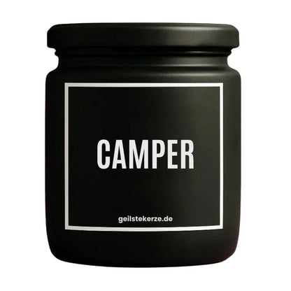 Duftkerze mit Spruch von geilstekerze ist der neue Geschenketrend. Diese witzige Kerze Vegane Bio-Kerze mit Spruch – CAMPER brennt mega lange sagenhafte 80 Stunde, hochwertige ätherische Öle schaffen beste Duftverteilung. Mit 1400 lustigen Sprüchen perfekt zum Verschenken. Handgemacht in Deutschland von geilstekerze.shop -Die beste Duftkerze die du kaufen kannst.