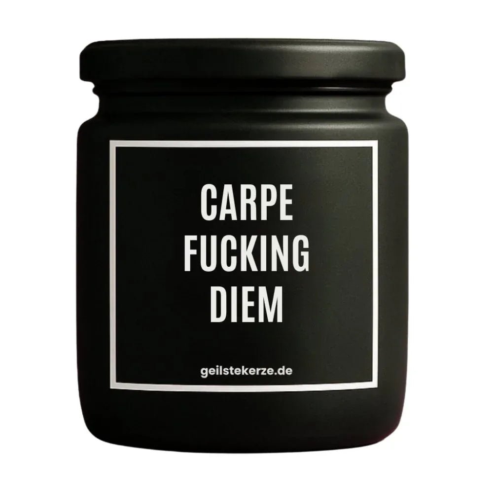 Duftkerze mit Spruch von geilstekerze ist der neue Geschenketrend. Diese witzige Kerze Vegane Bio-Kerze mit Spruch – CARPE FUCKING DIEM brennt mega lange sagenhafte 80 Stunde, hochwertige ätherische Öle schaffen beste Duftverteilung. Mit 1400 lustigen Sprüchen perfekt zum Verschenken. Handgemacht in Deutschland von geilstekerze.shop -Die beste Duftkerze die du kaufen kannst.