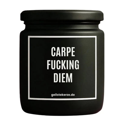 Duftkerze mit Spruch von geilstekerze ist der neue Geschenketrend. Diese witzige Kerze Vegane Bio-Kerze mit Spruch – CARPE FUCKING DIEM brennt mega lange sagenhafte 80 Stunde, hochwertige ätherische Öle schaffen beste Duftverteilung. Mit 1400 lustigen Sprüchen perfekt zum Verschenken. Handgemacht in Deutschland von geilstekerze.shop -Die beste Duftkerze die du kaufen kannst.