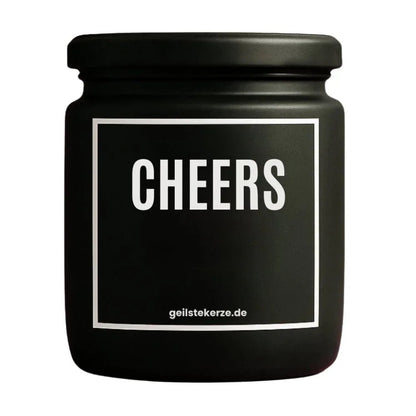 Duftkerze mit Spruch von geilstekerze ist der neue Geschenketrend. Diese witzige Kerze Vegane Bio-Kerze mit Spruch – CHEERS brennt mega lange sagenhafte 80 Stunde, hochwertige ätherische Öle schaffen beste Duftverteilung. Mit 1400 lustigen Sprüchen perfekt zum Verschenken. Handgemacht in Deutschland von geilstekerze.shop -Die beste Duftkerze die du kaufen kannst.