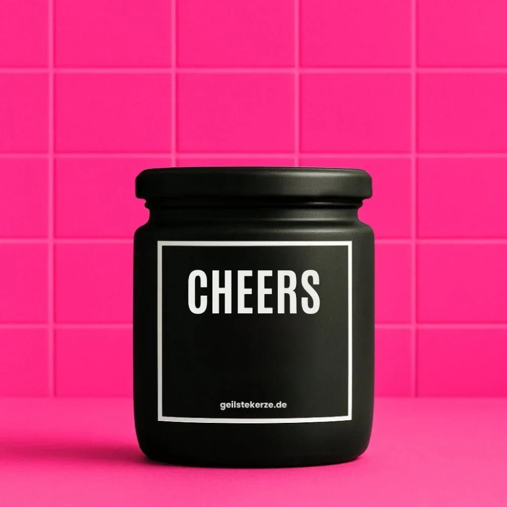 Duftkerze mit Spruch von geilstekerze ist der neue Geschenketrend. Diese witzige Kerze Vegane Bio-Kerze mit Spruch – CHEERS brennt mega lange sagenhafte 80 Stunde, hochwertige ätherische Öle schaffen beste Duftverteilung. Mit 1400 lustigen Sprüchen perfekt zum Verschenken. Handgemacht in Deutschland von geilstekerze.shop -Die beste Duftkerze die du kaufen kannst.