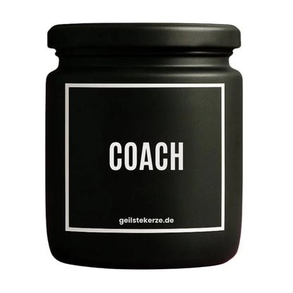 Duftkerze mit Spruch von geilstekerze ist der neue Geschenketrend. Diese witzige Kerze Vegane Bio-Kerze mit Spruch – COACH brennt mega lange sagenhafte 80 Stunde, hochwertige ätherische Öle schaffen beste Duftverteilung. Mit 1400 lustigen Sprüchen perfekt zum Verschenken. Handgemacht in Deutschland von geilstekerze.shop -Die beste Duftkerze die du kaufen kannst.