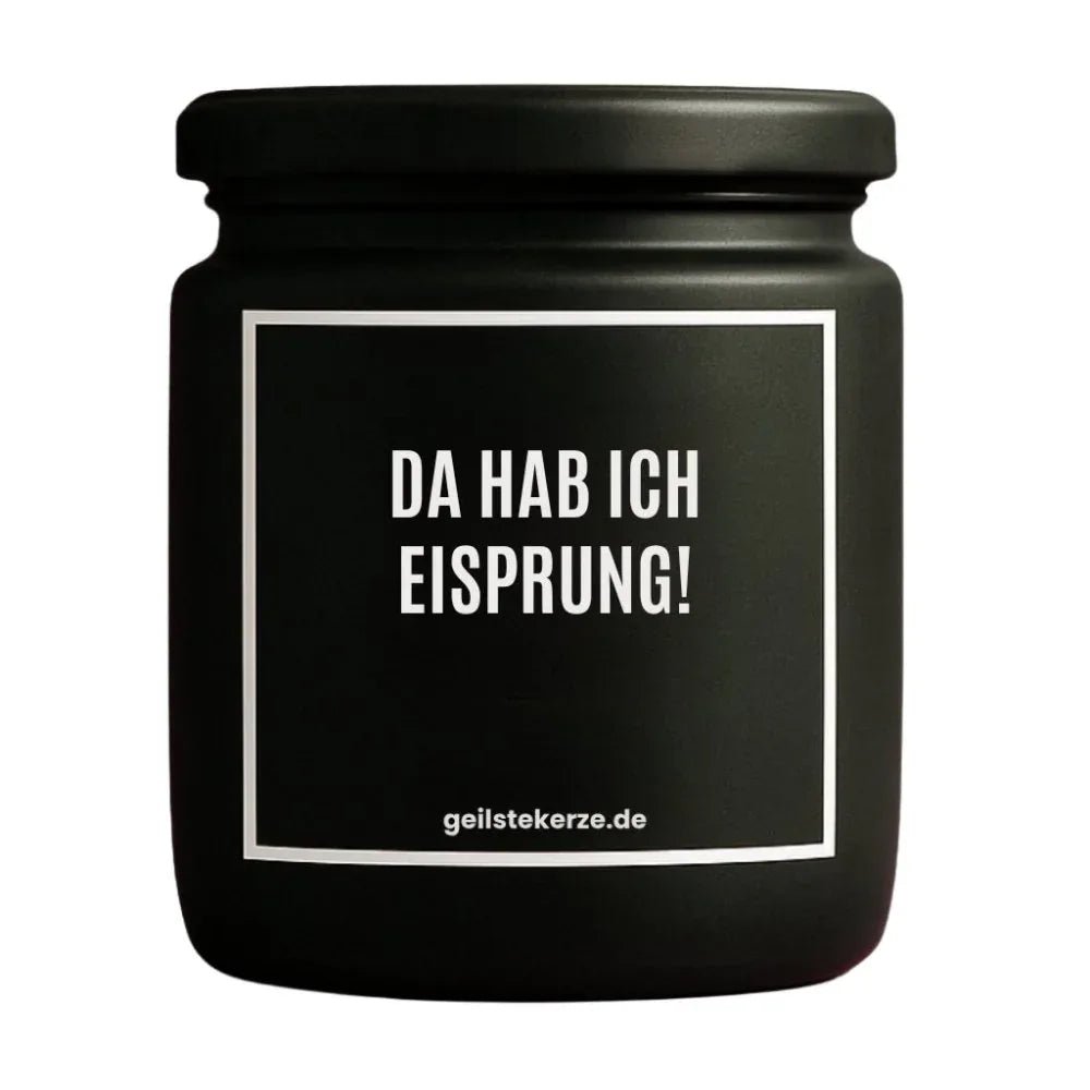 Duftkerze mit Spruch von geilstekerze ist der neue Geschenketrend. Diese witzige Kerze Vegane Bio-Kerze mit Spruch – DA HAB ICH EISPRUNG! brennt mega lange sagenhafte 80 Stunde, hochwertige ätherische Öle schaffen beste Duftverteilung. Mit 1400 lustigen Sprüchen perfekt zum Verschenken. Handgemacht in Deutschland von geilstekerze.shop -Die beste Duftkerze die du kaufen kannst.