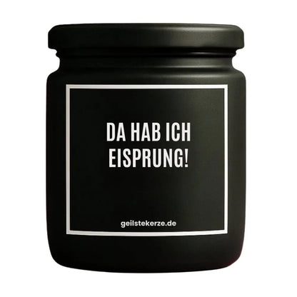 Duftkerze mit Spruch von geilstekerze ist der neue Geschenketrend. Diese witzige Kerze Vegane Bio-Kerze mit Spruch – DA HAB ICH EISPRUNG! brennt mega lange sagenhafte 80 Stunde, hochwertige ätherische Öle schaffen beste Duftverteilung. Mit 1400 lustigen Sprüchen perfekt zum Verschenken. Handgemacht in Deutschland von geilstekerze.shop -Die beste Duftkerze die du kaufen kannst.