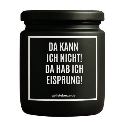 Duftkerze mit Spruch von geilstekerze ist der neue Geschenketrend. Diese witzige Kerze Vegane Bio-Kerze mit Spruch – DA KANN ICH NICHT! DA HAB ICH EISPRUNG! brennt mega lange sagenhafte 80 Stunde, hochwertige ätherische Öle schaffen beste Duftverteilung. Mit 1400 lustigen Sprüchen perfekt zum Verschenken. Handgemacht in Deutschland von geilstekerze.shop -Die beste Duftkerze die du kaufen kannst.