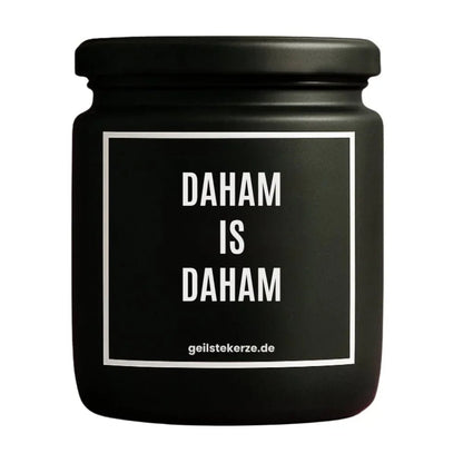 Duftkerze mit Spruch von geilstekerze ist der neue Geschenketrend. Diese witzige Kerze Vegane Bio-Kerze mit Spruch – DAHAM IS DAHAM brennt mega lange sagenhafte 80 Stunde, hochwertige ätherische Öle schaffen beste Duftverteilung. Mit 1400 lustigen Sprüchen perfekt zum Verschenken. Handgemacht in Deutschland von geilstekerze.shop -Die beste Duftkerze die du kaufen kannst.