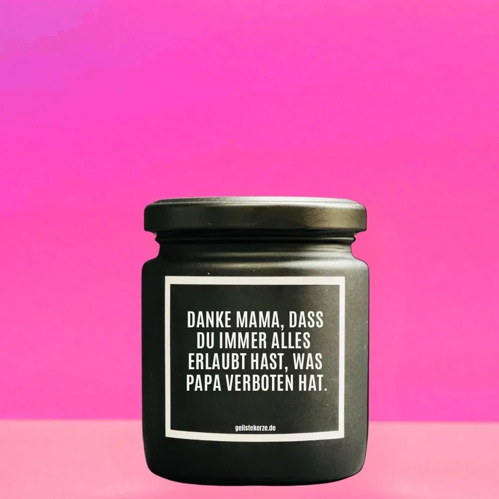 Duftkerze mit Spruch von geilstekerze ist der neue Geschenketrend. Diese witzige Kerze Vegane Bio-Kerze mit Spruch – DANKE MAMA, DAS DU IMMER ALLES ERLAUBT HAST brennt mega lange sagenhafte 80 Stunde, hochwertige ätherische Öle schaffen beste Duftverteilung. Mit 1400 lustigen Sprüchen perfekt zum Verschenken. Handgemacht in Deutschland von geilstekerze.shop -Die beste Duftkerze die du kaufen kannst.