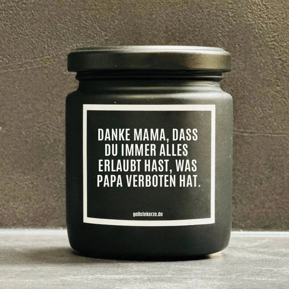 Duftkerze mit Spruch von geilstekerze ist der neue Geschenketrend. Diese witzige Kerze Vegane Bio-Kerze mit Spruch – DANKE MAMA, DAS DU IMMER ALLES ERLAUBT HAST brennt mega lange sagenhafte 80 Stunde, hochwertige ätherische Öle schaffen beste Duftverteilung. Mit 1400 lustigen Sprüchen perfekt zum Verschenken. Handgemacht in Deutschland von geilstekerze.shop -Die beste Duftkerze die du kaufen kannst.