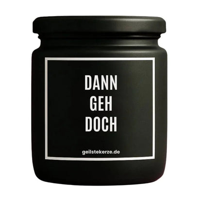 Duftkerze mit Spruch von geilstekerze ist der neue Geschenketrend. Diese witzige Kerze Vegane Bio-Kerze mit Spruch – DANN GEH DOCH brennt mega lange sagenhafte 80 Stunde, hochwertige ätherische Öle schaffen beste Duftverteilung. Mit 1400 lustigen Sprüchen perfekt zum Verschenken. Handgemacht in Deutschland von geilstekerze.shop -Die beste Duftkerze die du kaufen kannst.