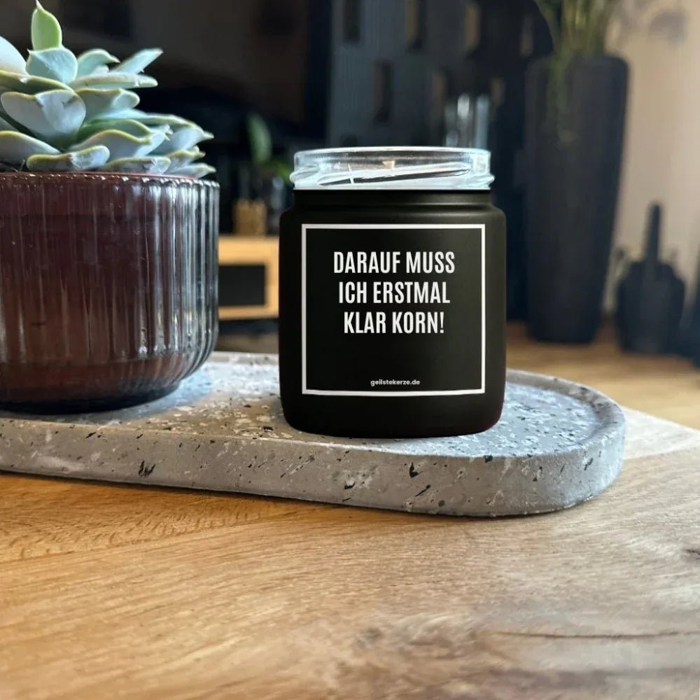 Duftkerze mit Spruch von geilstekerze ist der neue Geschenketrend. Diese witzige Kerze Vegane Bio-Kerze mit Spruch – DARAUF MUSS ICH ERSTMAL KLAR KORN! brennt mega lange sagenhafte 80 Stunde, hochwertige ätherische Öle schaffen beste Duftverteilung. Mit 1400 lustigen Sprüchen perfekt zum Verschenken. Handgemacht in Deutschland von geilstekerze.shop -Die beste Duftkerze die du kaufen kannst.