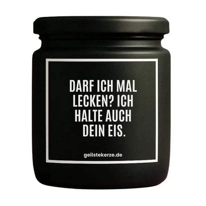 Duftkerze mit Spruch von geilstekerze ist der neue Geschenketrend. Diese witzige Kerze Vegane Bio-Kerze mit Spruch – DARF ICH MAL LECKEN? ICH HALTE AUCH DEIN EIS. brennt mega lange sagenhafte 80 Stunde, hochwertige ätherische Öle schaffen beste Duftverteilung. Mit 1400 lustigen Sprüchen perfekt zum Verschenken. Handgemacht in Deutschland von geilstekerze.shop -Die beste Duftkerze die du kaufen kannst.