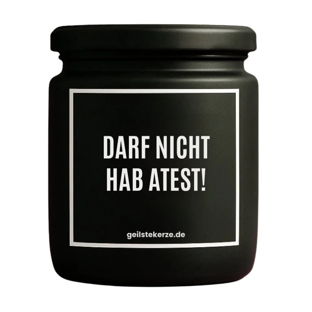 Duftkerze mit Spruch von geilstekerze ist der neue Geschenketrend. Diese witzige Kerze Vegane Bio-Kerze mit Spruch – DARF NICHT HAB ATEST! brennt mega lange sagenhafte 80 Stunde, hochwertige ätherische Öle schaffen beste Duftverteilung. Mit 1400 lustigen Sprüchen perfekt zum Verschenken. Handgemacht in Deutschland von geilstekerze.shop -Die beste Duftkerze die du kaufen kannst.