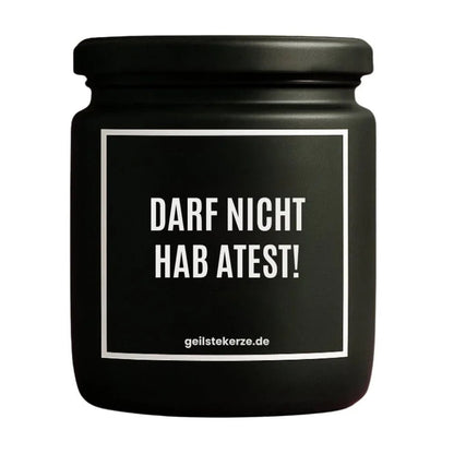 Duftkerze mit Spruch von geilstekerze ist der neue Geschenketrend. Diese witzige Kerze Vegane Bio-Kerze mit Spruch – DARF NICHT HAB ATEST! brennt mega lange sagenhafte 80 Stunde, hochwertige ätherische Öle schaffen beste Duftverteilung. Mit 1400 lustigen Sprüchen perfekt zum Verschenken. Handgemacht in Deutschland von geilstekerze.shop -Die beste Duftkerze die du kaufen kannst.