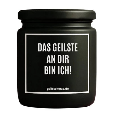 Duftkerze mit Spruch von geilstekerze ist der neue Geschenketrend. Diese witzige Kerze Vegane Bio-Kerze mit Spruch – DAS GEILSTE AN DIR BIN ICH! brennt mega lange sagenhafte 80 Stunde, hochwertige ätherische Öle schaffen beste Duftverteilung. Mit 1400 lustigen Sprüchen perfekt zum Verschenken. Handgemacht in Deutschland von geilstekerze.shop -Die beste Duftkerze die du kaufen kannst.
