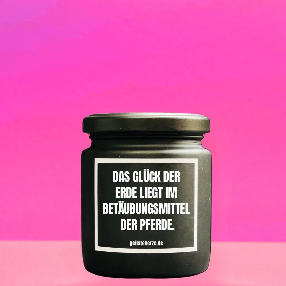 Duftkerze mit Spruch von geilstekerze ist der neue Geschenketrend. Diese witzige Kerze Vegane Bio-Kerze mit Spruch – DAS GLÜCK DER ERDE LIEGT IM BETÄUBUNGSMITTEL DER PFERDE brennt mega lange sagenhafte 80 Stunde, hochwertige ätherische Öle schaffen beste Duftverteilung. Mit 1400 lustigen Sprüchen perfekt zum Verschenken. Handgemacht in Deutschland von geilstekerze.shop -Die beste Duftkerze die du kaufen kannst.