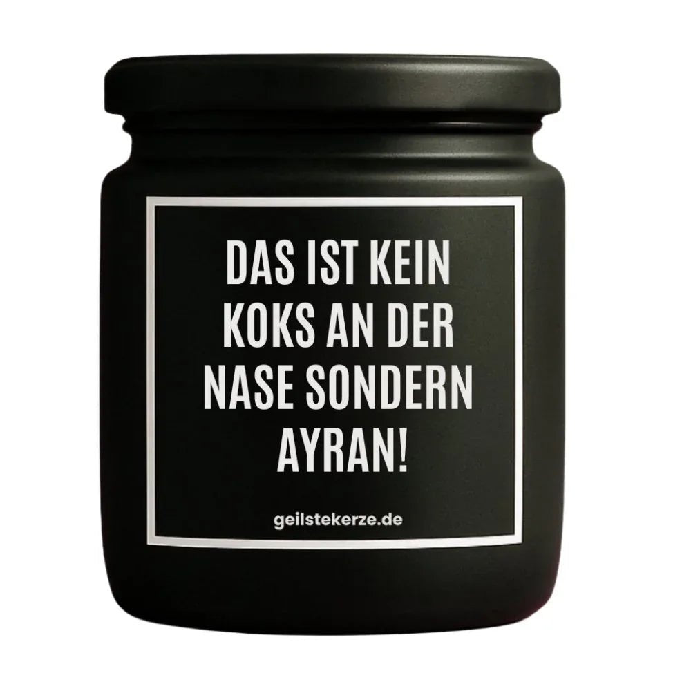 Duftkerze mit Spruch von geilstekerze ist der neue Geschenketrend. Diese witzige Kerze Vegane Bio-Kerze mit Spruch – DAS IST KEIN KOKS AN DER NASE SONDERN AYRAN! brennt mega lange sagenhafte 80 Stunde, hochwertige ätherische Öle schaffen beste Duftverteilung. Mit 1400 lustigen Sprüchen perfekt zum Verschenken. Handgemacht in Deutschland von geilstekerze.shop -Die beste Duftkerze die du kaufen kannst.