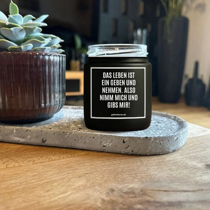 Duftkerze mit Spruch von geilstekerze ist der neue Geschenketrend. Diese witzige Kerze Vegane Bio-Kerze mit Spruch – DAS LEBEN IST EIN GEBEN UND NEHMEN. ALSO NIMM MICH UND GIBS MIR brennt mega lange sagenhafte 80 Stunde, hochwertige ätherische Öle schaffen beste Duftverteilung. Mit 1400 lustigen Sprüchen perfekt zum Verschenken. Handgemacht in Deutschland von geilstekerze.shop -Die beste Duftkerze die du kaufen kannst.