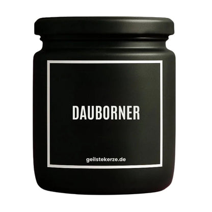Duftkerze mit Spruch von geilstekerze ist der neue Geschenketrend. Diese witzige Kerze Vegane Bio-Kerze mit Spruch – DAUBORNER brennt mega lange sagenhafte 80 Stunde, hochwertige ätherische Öle schaffen beste Duftverteilung. Mit 1400 lustigen Sprüchen perfekt zum Verschenken. Handgemacht in Deutschland von geilstekerze.shop -Die beste Duftkerze die du kaufen kannst.