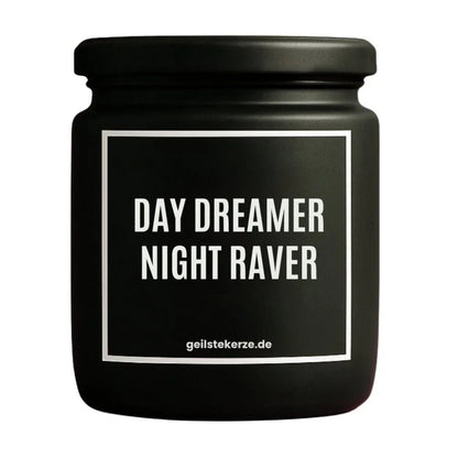 Duftkerze mit Spruch von geilstekerze ist der neue Geschenketrend. Diese witzige Kerze Vegane Bio-Kerze mit Spruch – DAY DREAMER NIGHT RAVER brennt mega lange sagenhafte 80 Stunde, hochwertige ätherische Öle schaffen beste Duftverteilung. Mit 1400 lustigen Sprüchen perfekt zum Verschenken. Handgemacht in Deutschland von geilstekerze.shop -Die beste Duftkerze die du kaufen kannst.