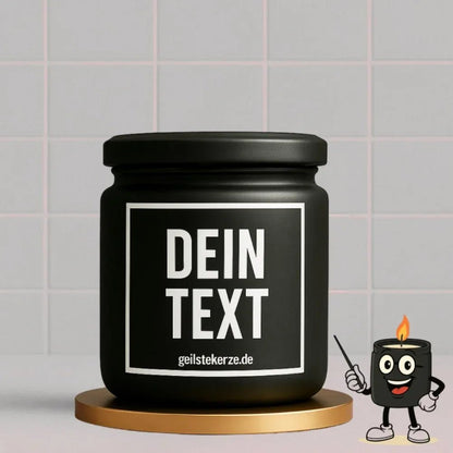 Duftkerze mit Spruch von geilstekerze ist der neue Geschenketrend. Diese witzige Kerze Vegane Bio-Kerze mit Spruch – DEIN TEXT personalisiere deine geilstekerze brennt mega lange sagenhafte 80 Stunde, hochwertige ätherische Öle schaffen beste Duftverteilung. Mit 1400 lustigen Sprüchen perfekt zum Verschenken. Handgemacht in Deutschland von geilstekerze.shop -Die beste Duftkerze die du kaufen kannst.
